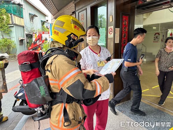 ▲台南市消防局第七大隊18日與德濟護理之家辦理自衛消防編組暨火災應變搶救演練，過程逼真有效。（圖／記者林東良翻攝，下同）