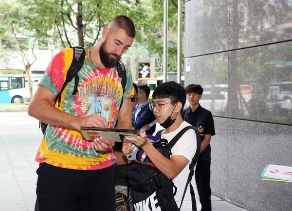 ▲▼NBA鵜鶘中鋒瓦倫休納斯抵台。（圖／T1聯盟提供）