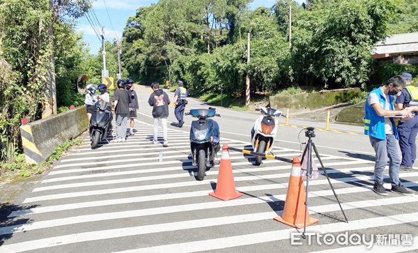 ▲「山道猴子的一生」在網路爆紅，引發改裝機車朝聖，大溪警方實施「靜桃專案」，嚴格取締改裝車輛。（圖／記者沈繼昌翻攝）