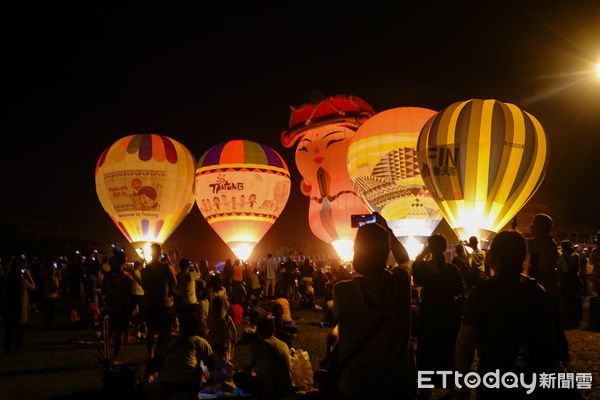 ▲台灣國際熱氣球嘉年華活動，17日晚間在海濱公園國際地標燈場。（圖／記者楊漢聲翻攝）