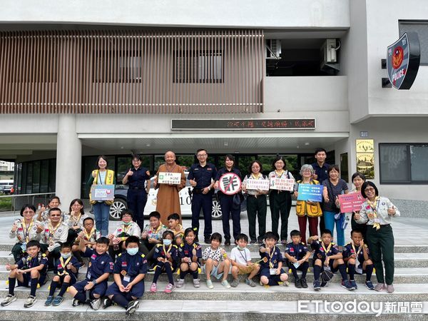 ▲金剛寺童軍團參訪台東警分局　。（圖／記者楊漢聲翻攝）