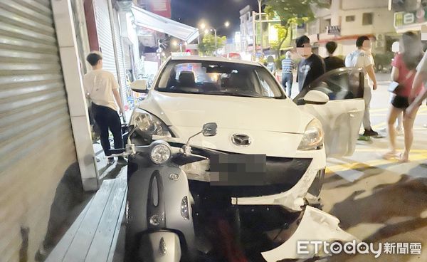 ▲桃園市陳姓男子今年7月4日凌晨駕駛馬自達轎車失控撞上路旁整排機車，楊梅警方到場處理。（圖／記者沈繼昌翻攝）