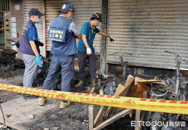 ▲恆春騎樓機車縱火案，警方拘提4人到案送辦             。（圖／記者陳崑福翻攝）