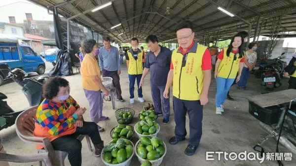 ▲台南市立委參選人陳昆和，18日上午再偕同企業人士前往大內區青果市場，採購酪梨達3500餘斤，以實際行動支持果農。（圖／記者林東良翻攝，下同）