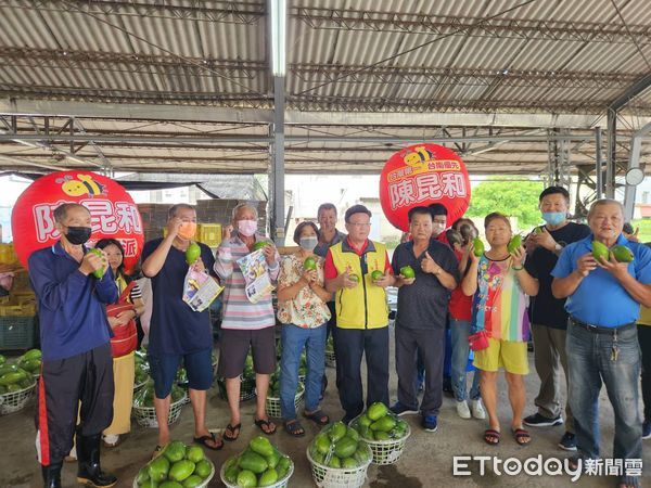 ▲台南市立委參選人陳昆和，18日上午再偕同企業人士前往大內區青果市場，採購酪梨達3500餘斤，以實際行動支持果農。（圖／記者林東良翻攝，下同）