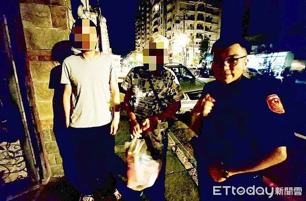 ▲桃園市平鎮區潘姓男子今天凌晨在龍潭區中豐路走失，龍潭警方員警護送返家。（圖／記者沈繼昌翻攝）