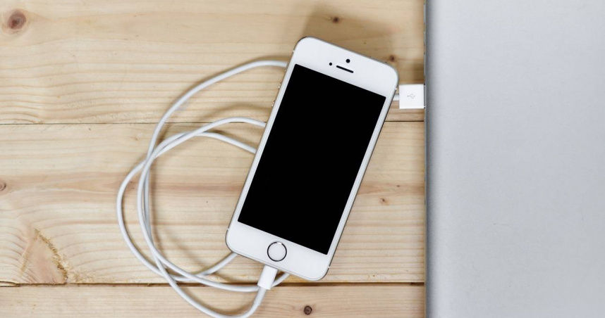 中國蘋果官方警告　別把手機放在枕頭旁充電…以免發生火災