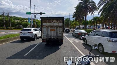 三芝淺水灣車禍！小貨車變換車道擦撞女騎士　等停2車也遭殃