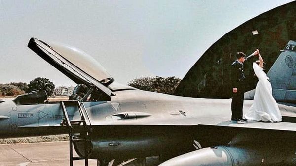 ▲▼飛官站在F-16機翼上拍婚紗照，遭到民眾黨基隆黨部主委林毓峯質疑。（圖／翻攝自Facebook／IDF 經國號）
