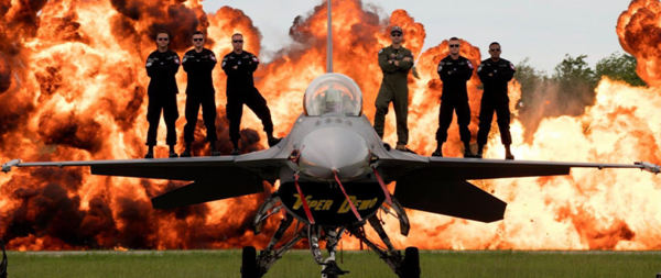 ▲▼美軍站在F-16戰機機翼上拍照。（圖／翻攝自guardian of freedom air show）