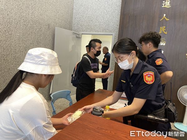 ▲▼ 新北市市政顧問暨蘆洲義警中隊長楊宗翰體恤警察辛苦，致贈500支冰棒與蔬果 。（圖／記者戴上容翻攝）