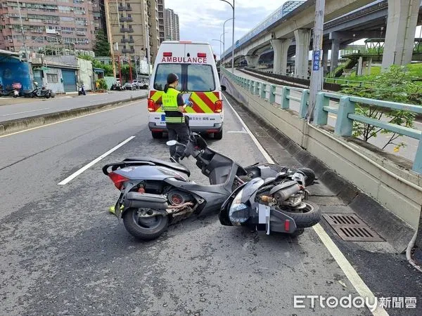 ▲▼新北市三重區中興橋上橋處發生車禍，2騎士受傷             。（圖／記者戴上容翻攝）