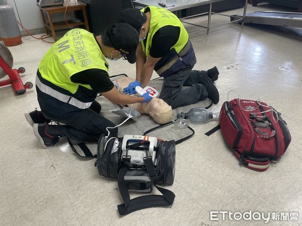 ▲▼69歲婦菜寮捷運站前突倒地，警消接力急救搶命             。（圖／記者戴上容翻攝）