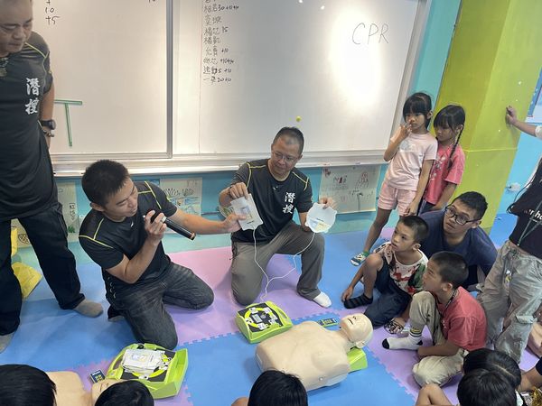 ▲路永佳接任夫婿連勝武創立的心希望人文關懷教育協會，為部落小朋友上課。（圖／心希望人文關懷教育協會）