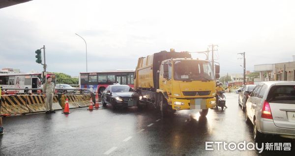 ▲桃園市一輛市府環保局清潔車17日傍晚在大園區坑果路右轉不慎與右側賓士轎車擦撞，因正值下班尖峰，引發後方車輛圍堵。（圖／記者沈繼昌翻攝）