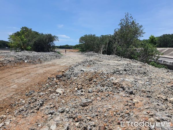 ▲北部不法傾倒廢土集團涉嫌透過具廢棄物清除許可之運輸車隊沿台61線至雲林縣東勢、崙背、麥寮等海線鄉鎮偷倒。（圖／記者蔡佩旻翻攝）