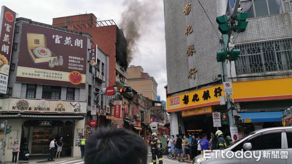 圖 快訊／台北迪化街商圈大火！6樓狂冒黑煙