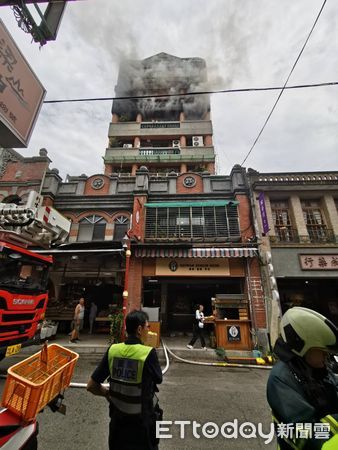 圖 快訊／台北迪化街商圈大火！6樓狂冒黑煙