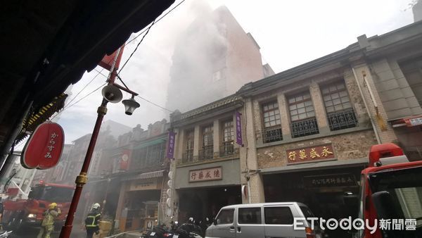 圖 快訊／台北迪化街商圈大火！6樓狂冒黑煙