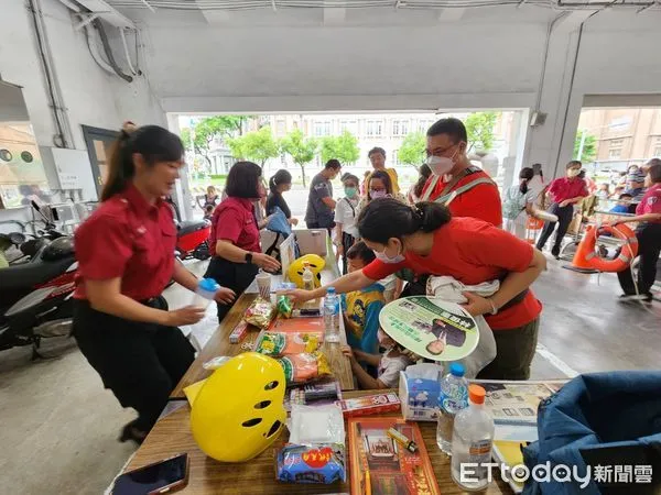 ▲台南市消防局第七大隊及中正分隊，19 日結合消友會第七辦事處及轄內各大廟宇，共同舉辦「大手拉小手，一起成為防災小達人」公益市集暨消防體驗活動。（圖／記者林東良翻攝，下同）
