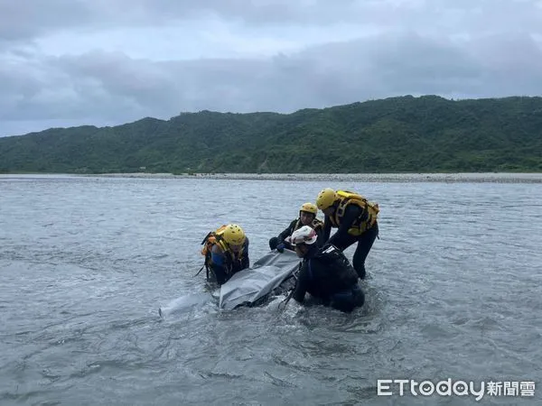 ▲▼警消於淺灘處男子屍體打撈上岸。（圖／吉安警分局提供，下同）