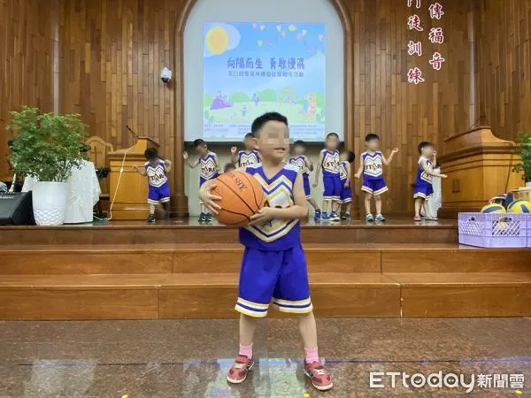 ▲▼ 伊甸嘉義早療畢業典禮，畢業生小益與大家表演酷炫籃球秀 。（圖／伊甸基金會提供）