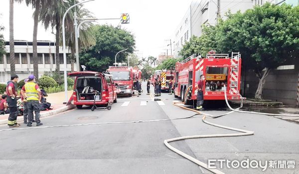 ▲欣興電子桃園廠今天下午發生大火，桃園市消防局派出大批消防人員搶救。（圖／記者沈繼昌翻攝）