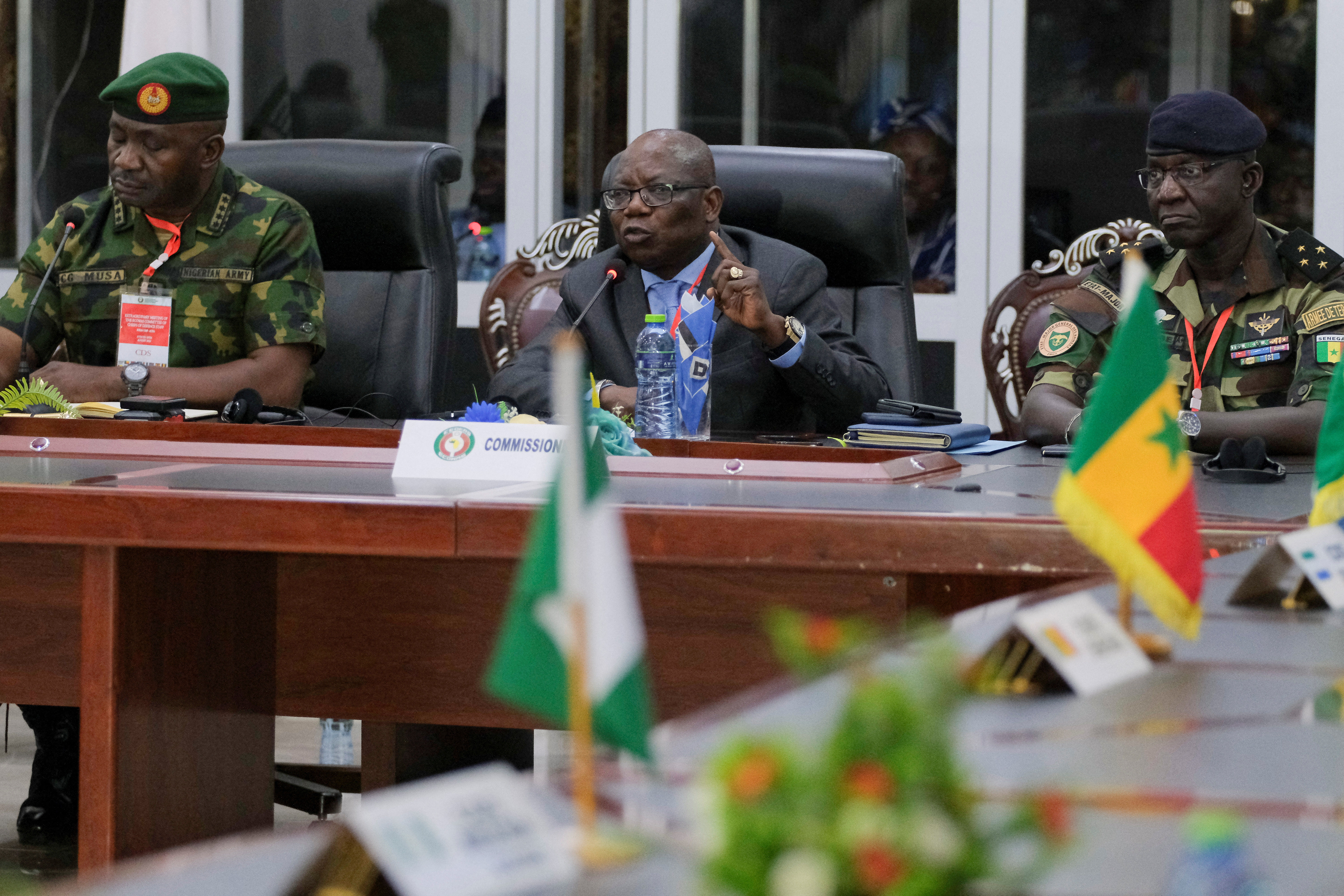 ▲西非經濟共同體（ECOWAS）代表團抵達尼日 。（圖／路透）