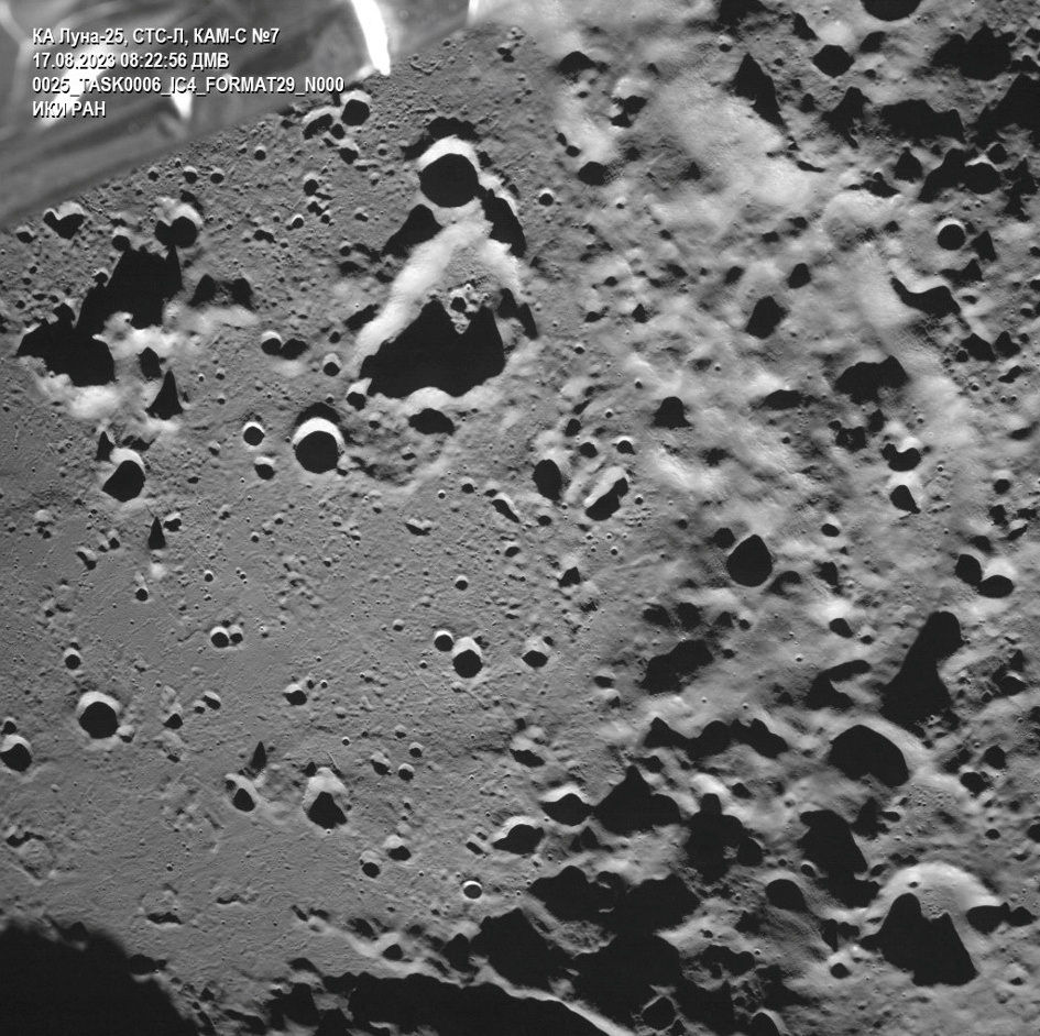 ▲▼ 俄羅斯月球探測器「月球25號」回傳塞曼（Zeeman）隕石坑畫面。（圖／路透）