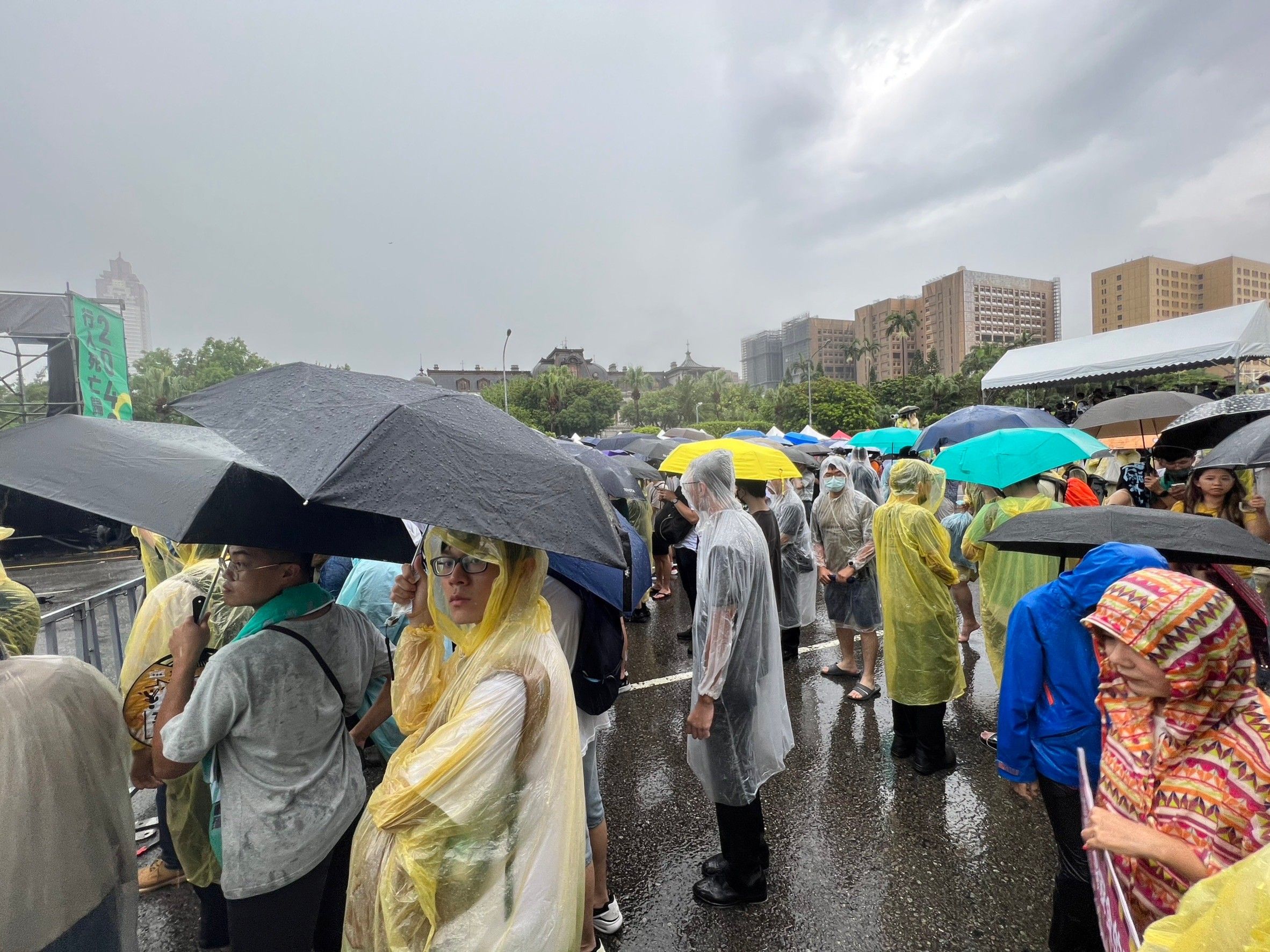 ▲▼還路於民大遊行今凱道登場，民眾冒雨參加。（圖／記者李姿慧攝）