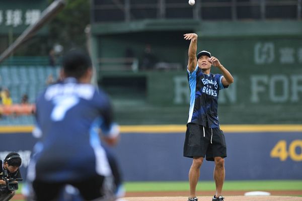 ▲「野獸」林志傑為富邦悍將開球。（圖／富邦悍將提供）