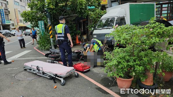 ▲▼苗栗市中華路、為公路口自小客路口逆向撞機車，自小客車再衝向路邊撞停放的小貨車，機車騎士傷重不治。（圖／記者蔡文淵翻攝）