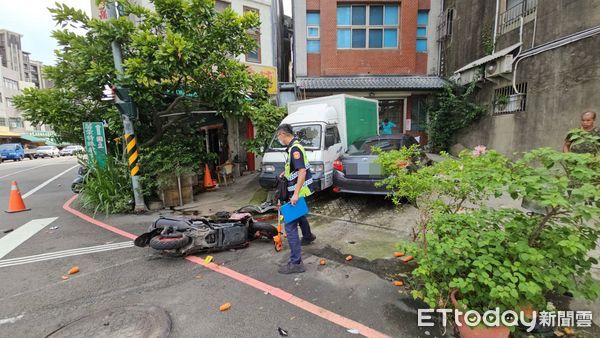 ▲▼苗栗市中華路、為公路口自小客路口逆向撞機車，自小客車再衝向路邊撞停放的小貨車，機車騎士傷重不治。（圖／記者蔡文淵翻攝）