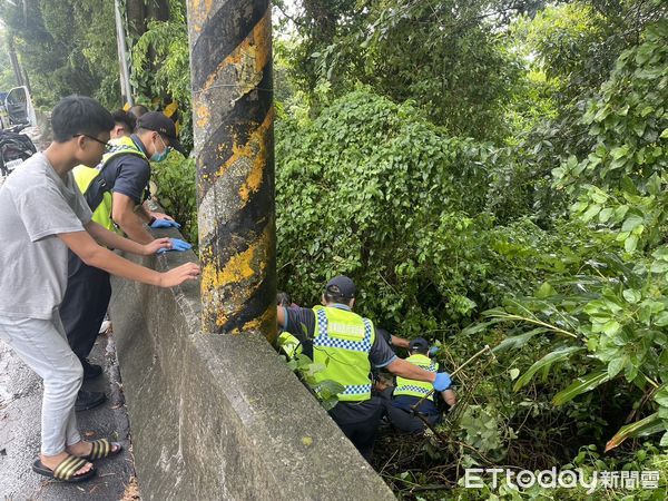 ▲▼徐春仕與警消、熱心民眾合力將2名傷者抬上路面，由消防救護人員送醫救治。（圖／記者蔡文淵翻攝）