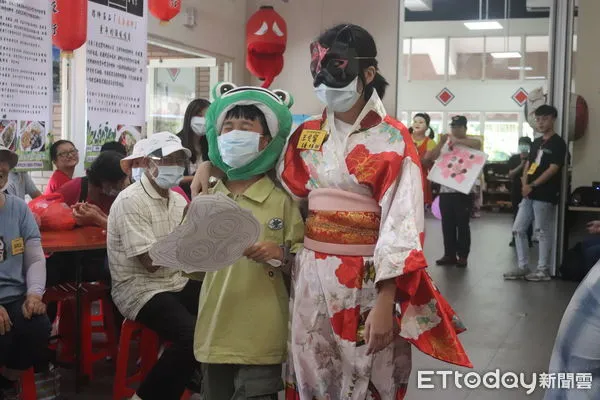▲▼遊客們扮裝走秀，透過鬼靈精怪的裝扮，展示出獨特的風格和創意。（圖／鳳林鎮觀光發展旅遊協會提供，下同）
