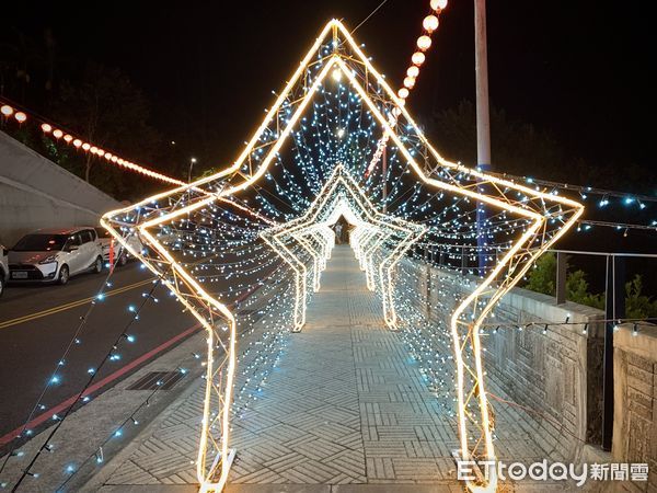 ▲適逢基隆中元祭期間，在通往基隆市主普壇外道路上方（可定位：中正公園），佈滿繽紛燈籠與燈飾，包含超萌的兔子燈飾、藍色的星光隧道、路旁的燈飾也化作一顆顆銀河系間的星球。（圖／記者彭懷玉攝）