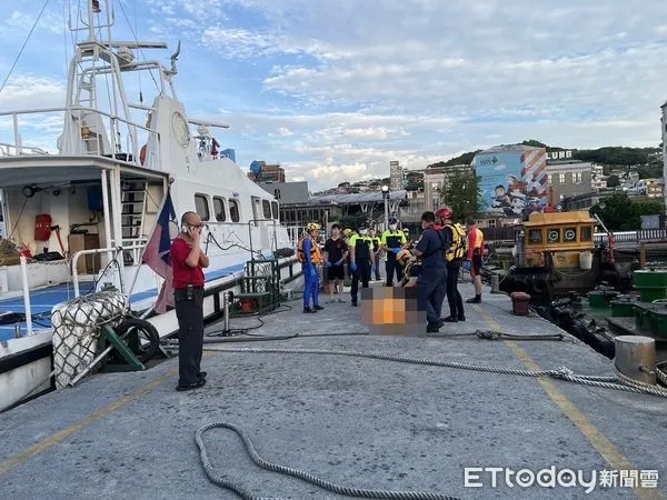 ▲▼    基隆海洋廣場驚見浮屍    。（圖／記者郭世賢翻攝）