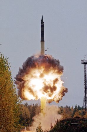 ▲▼1999年10月1日，一枚白楊-M洲際彈道導彈（Topol-M ICBM）從俄羅斯普列謝茨克航天發射場（Plesetsk Cosmodrome）發射。（圖／達志影像／美聯社）