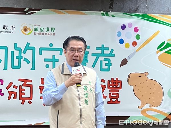 ▲「2023做動物的守護者寫生比賽」得獎名單出爐，台南市長黃偉哲親自頒獎鼓勵得獎學生。（圖／記者林東良攝，下同）