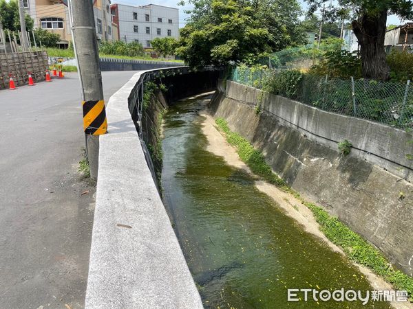 ▲▼ 新北2嫌躲追緝，從2樓跳下，其中一人再跳3m深水溝。（圖／記者戴上容攝）