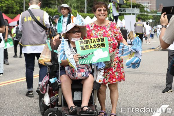 ▲▼行人零死亡推動聯盟於凱道舉辦還路於民大遊行。（圖／記者李毓康攝）