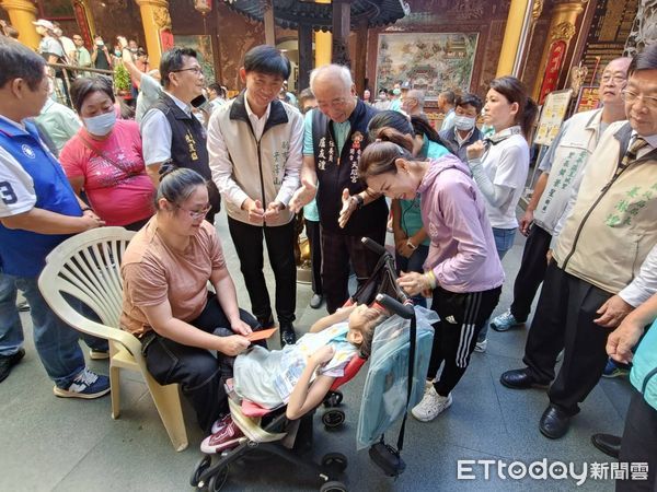 ▲台南市安平開台天后宮20日辦理傳統習俗「做16歲」活動，共有400名學子報名參與。