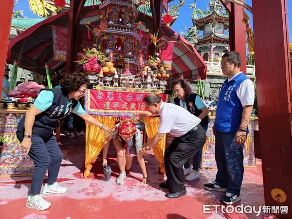▲台南市安平開台天后宮20日辦理傳統習俗「做16歲」活動，共有400名學子報名參與。