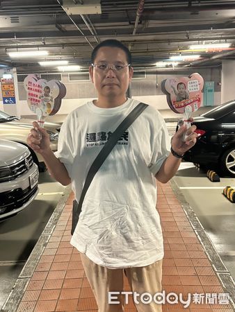 ▲今年5月台南一場死亡車禍奪走女童性命，余姓父親忍痛於北上參加「820還路於民大遊行」，希望改善交通工程。希望未來不要再有相同悲劇發生（圖／記者林東良翻攝）