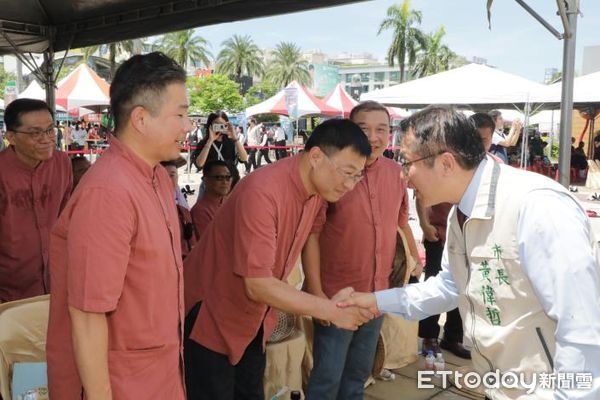 ▲中華民國不動產仲介經紀商業同業公會全國聯合會，20日於台南舉行「820房仲日公益捐血誓師大會」活動，市長黃偉哲希望全國民眾，一起挽袖捐出熱血。（圖／記者林東良翻攝，下同）