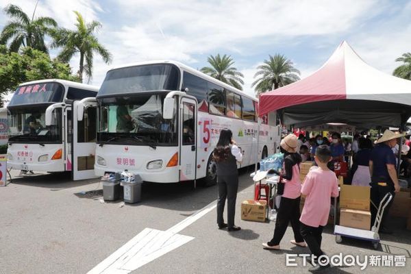 ▲中華民國不動產仲介經紀商業同業公會全國聯合會，20日於台南舉行「820房仲日公益捐血誓師大會」活動，市長黃偉哲希望全國民眾，一起挽袖捐出熱血。（圖／記者林東良翻攝，下同）