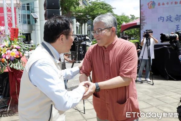 ▲中華民國不動產仲介經紀商業同業公會全國聯合會，20日於台南舉行「820房仲日公益捐血誓師大會」活動，市長黃偉哲希望全國民眾，一起挽袖捐出熱血。（圖／記者林東良翻攝，下同）