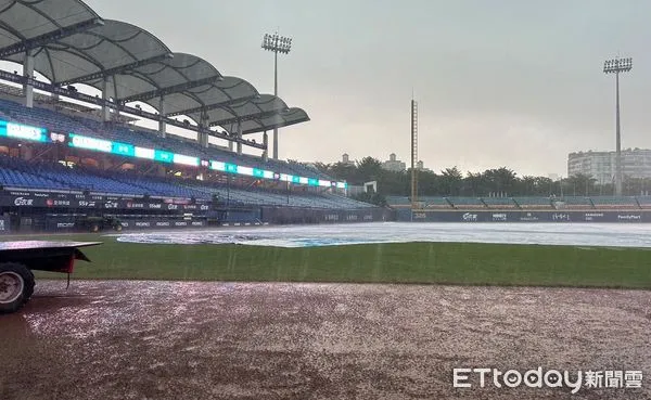 ▲新莊球場下雨延賽。（圖／記者陳立勳攝）