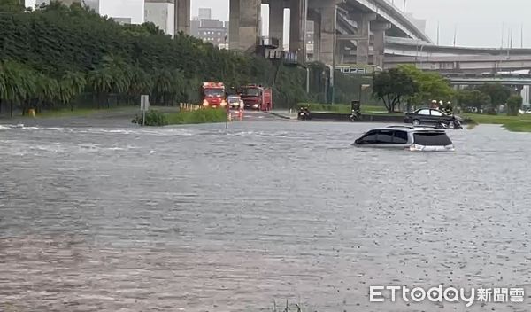 ▲▼      新北汽車受困河堤險遭滅頂       。（圖／民眾提供）