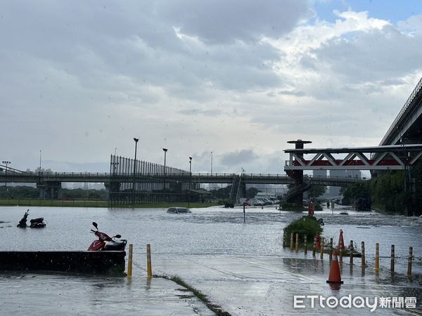 ▲▼ 新北轎車困華江橋下河堤「險滅頂」。（圖／警方提供）